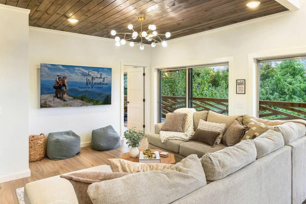 Incredible Mountain Views! Chalet Village Гетлинбург Екстериор снимка