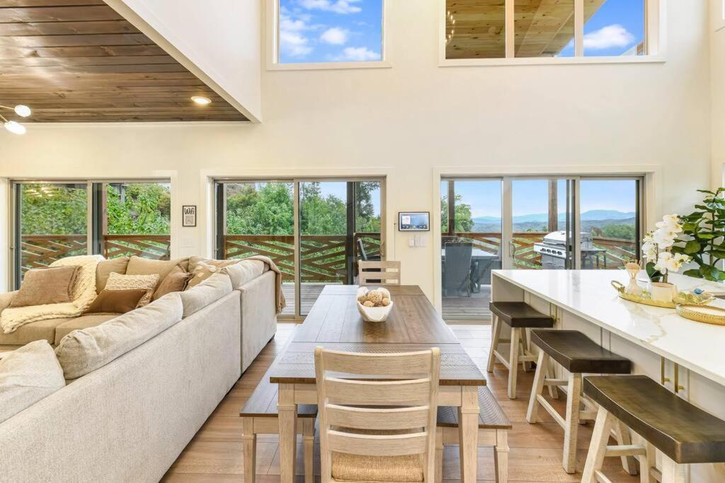 Incredible Mountain Views! Chalet Village Гетлинбург Екстериор снимка