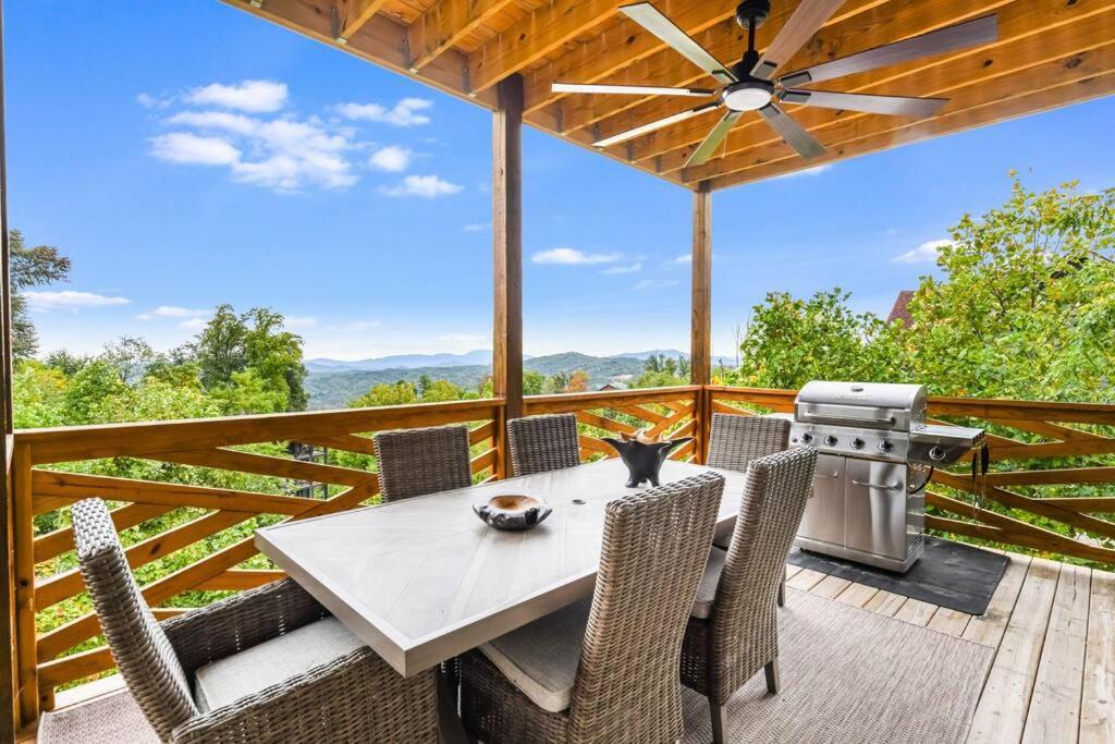 Incredible Mountain Views! Chalet Village Гетлинбург Екстериор снимка