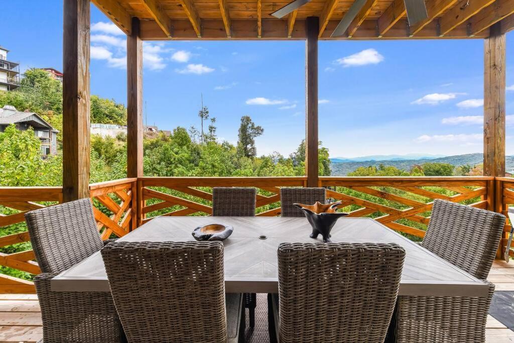 Incredible Mountain Views! Chalet Village Гетлинбург Екстериор снимка