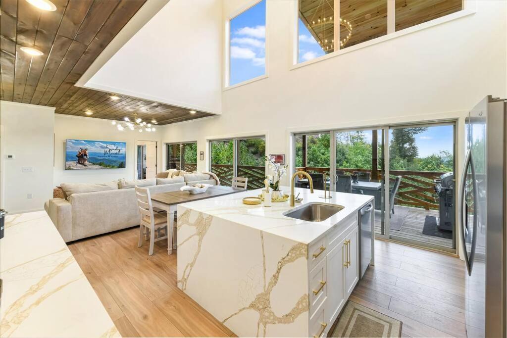 Incredible Mountain Views! Chalet Village Гетлинбург Екстериор снимка