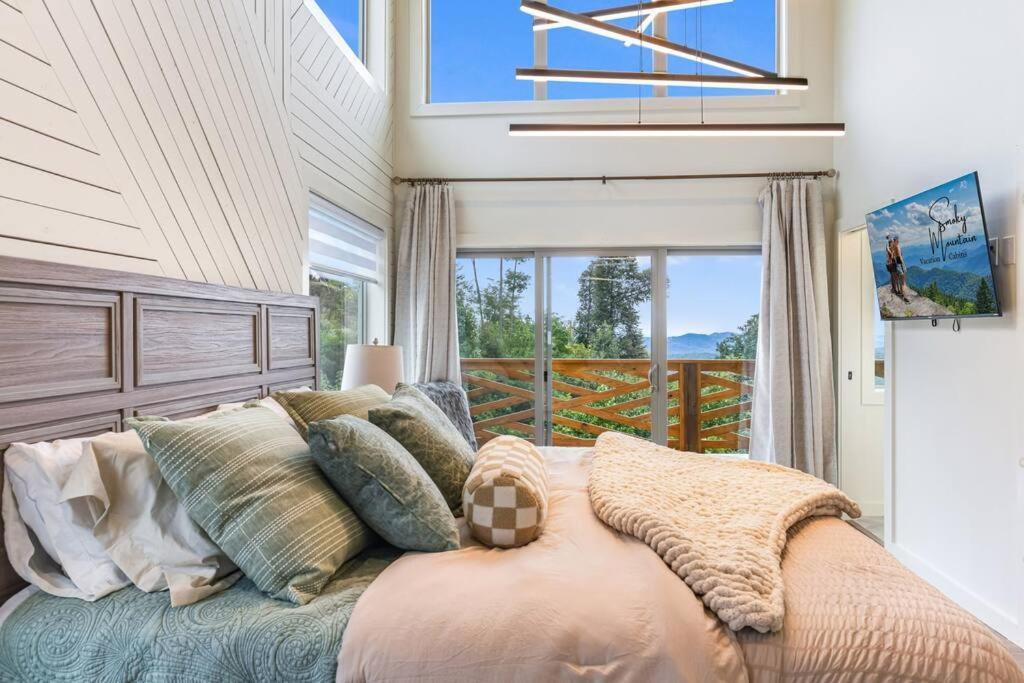 Incredible Mountain Views! Chalet Village Гетлинбург Екстериор снимка
