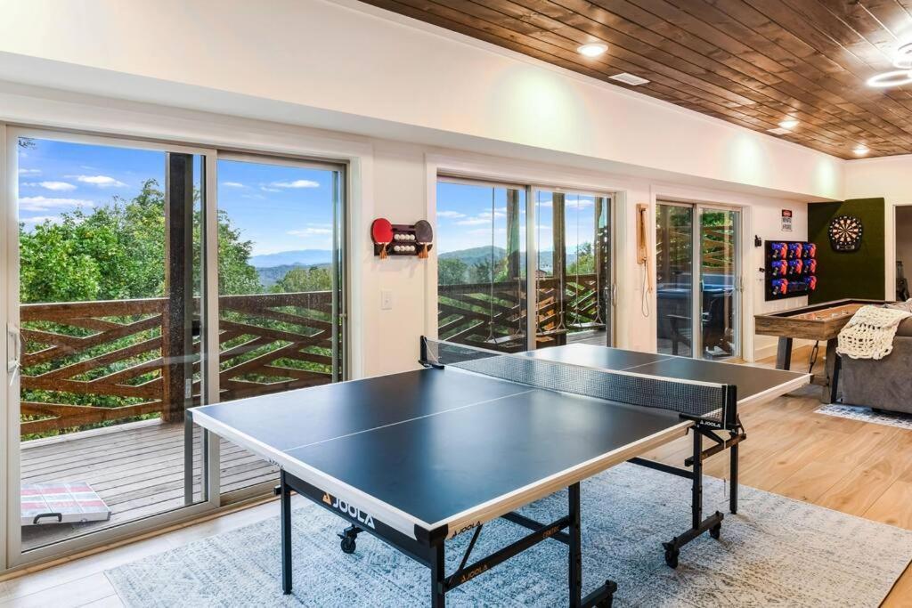 Incredible Mountain Views! Chalet Village Гетлинбург Екстериор снимка