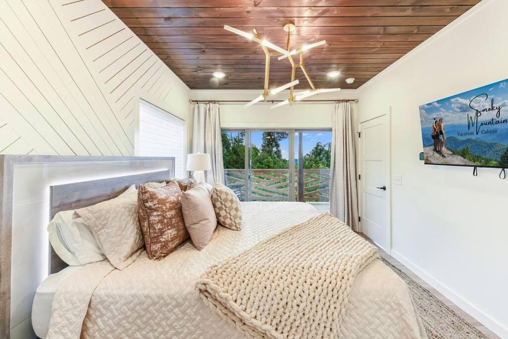 Incredible Mountain Views! Chalet Village Гетлинбург Екстериор снимка