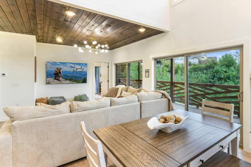 Incredible Mountain Views! Chalet Village Гетлинбург Екстериор снимка