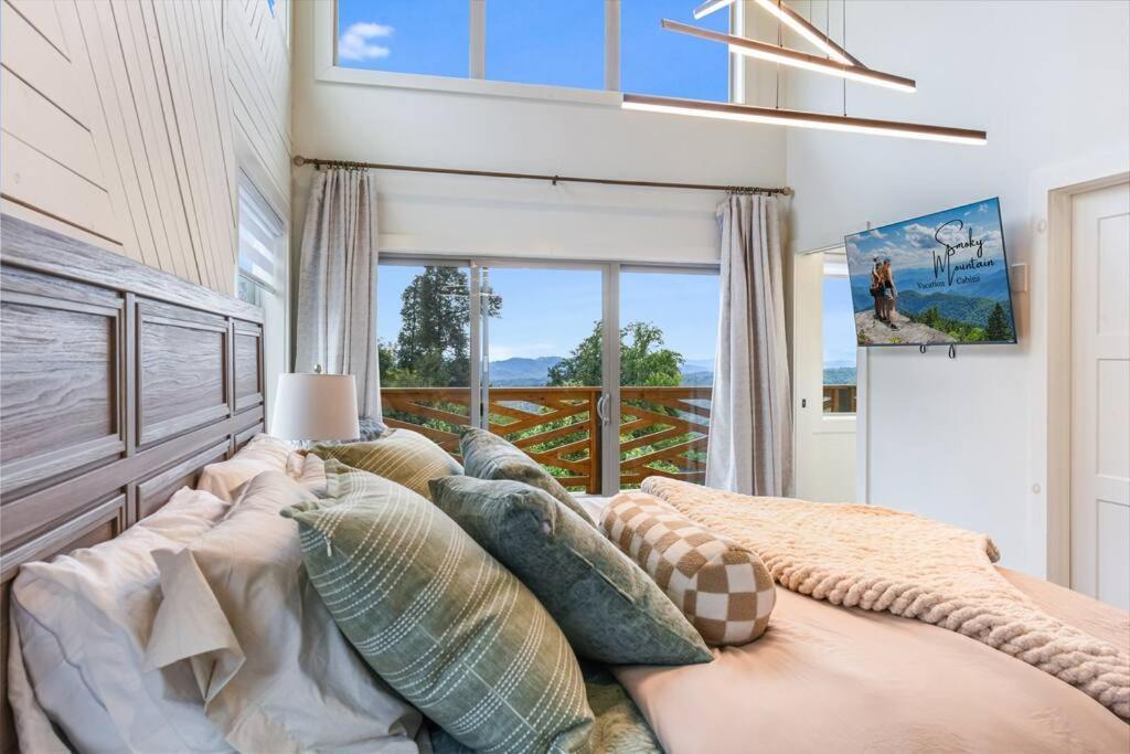 Incredible Mountain Views! Chalet Village Гетлинбург Екстериор снимка