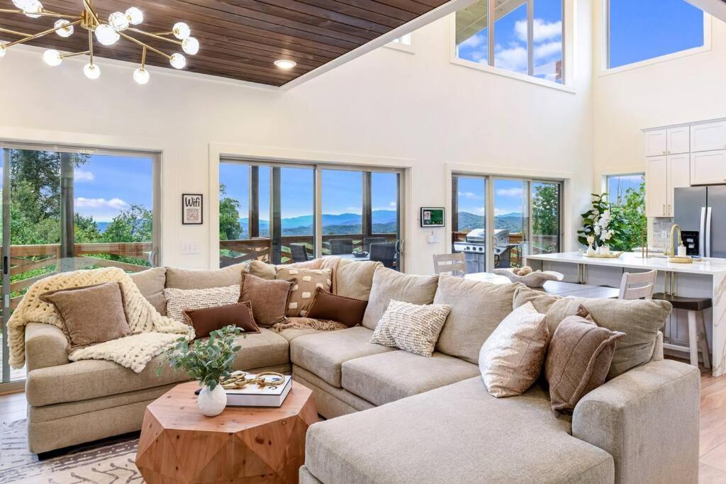 Incredible Mountain Views! Chalet Village Гетлинбург Екстериор снимка
