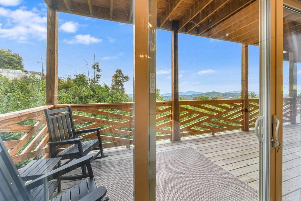 Incredible Mountain Views! Chalet Village Гетлинбург Екстериор снимка