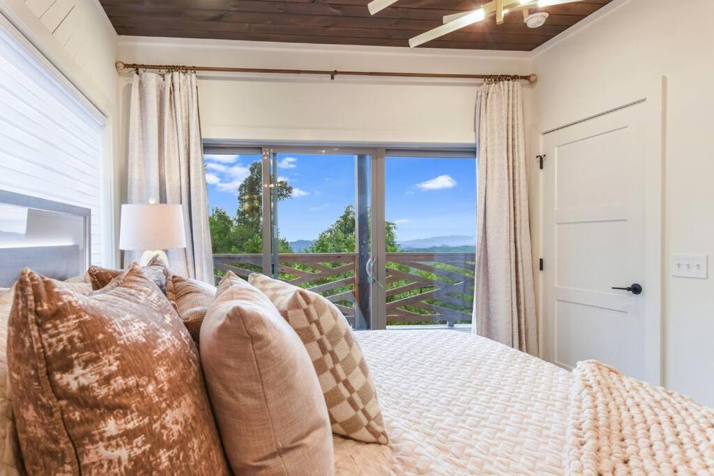 Incredible Mountain Views! Chalet Village Гетлинбург Екстериор снимка