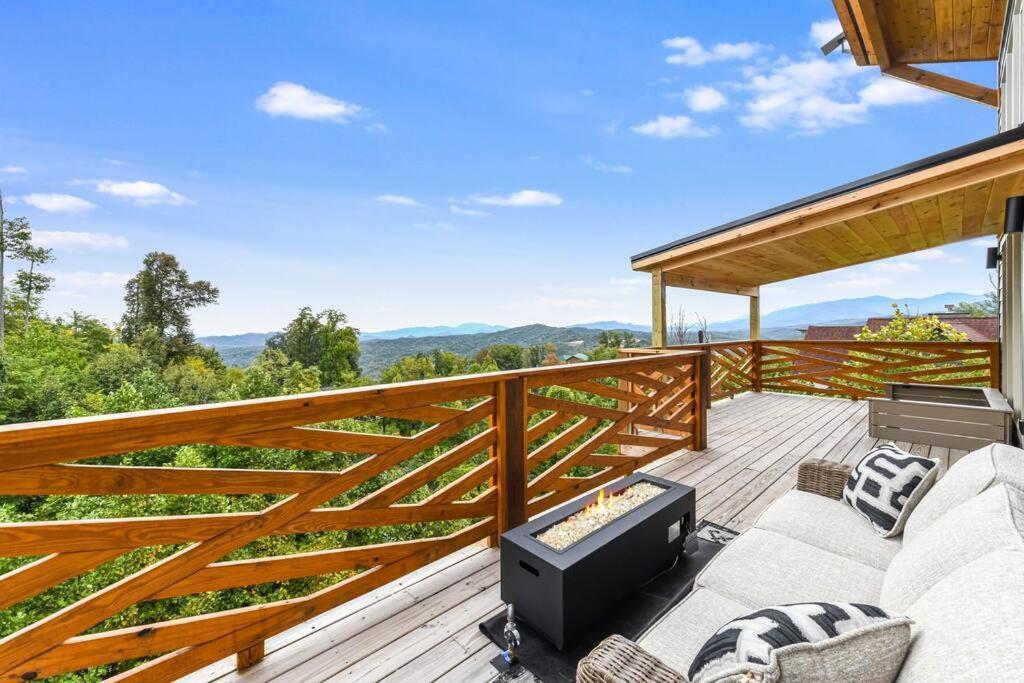Incredible Mountain Views! Chalet Village Гетлинбург Екстериор снимка