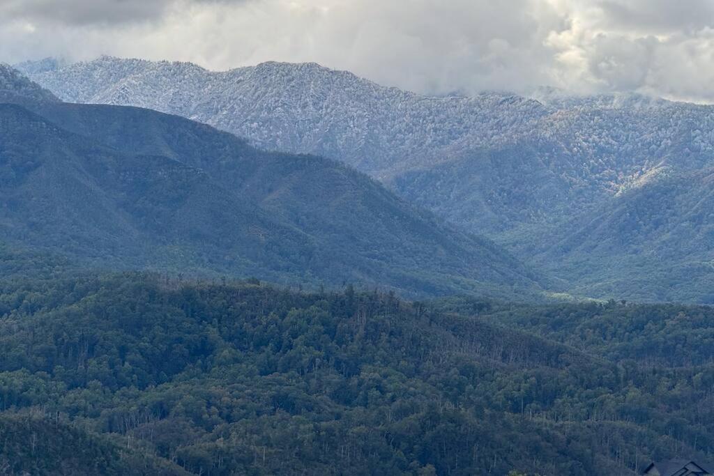 Incredible Mountain Views! Chalet Village Гетлинбург Екстериор снимка